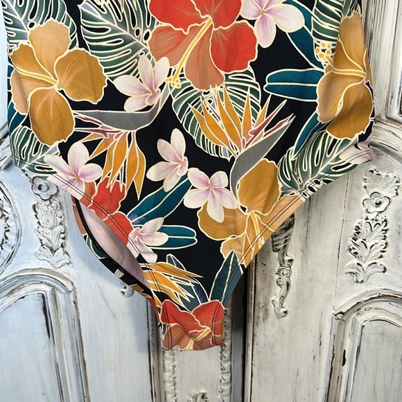 Hurley NWOT Dark Floral One Piece Swimsuit Size XL Tropical Modest Hawaiian - Picture 6 of 11